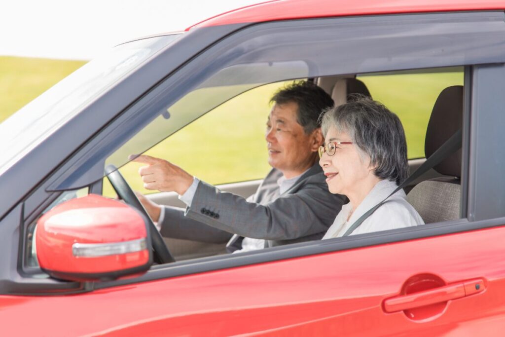 ドライブをいている夫婦