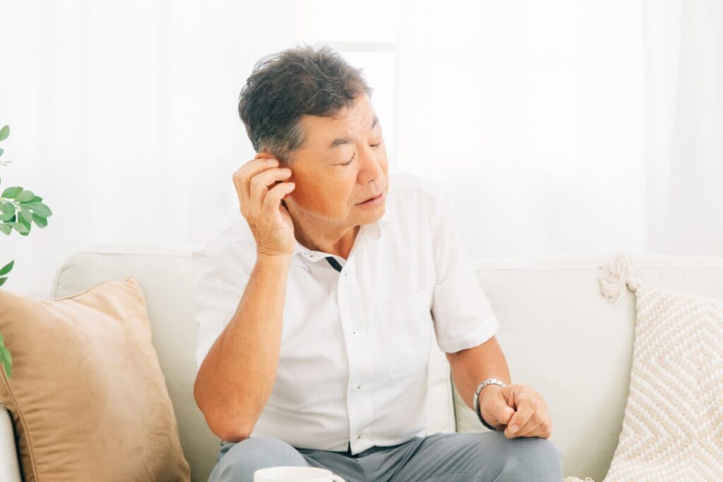 補聴器を着けている男性