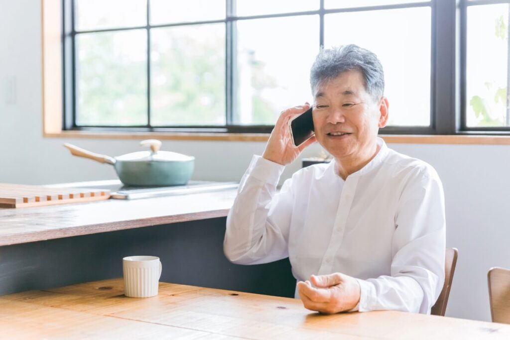 電話をしている男性