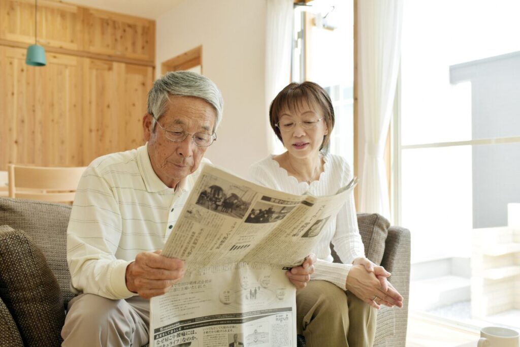 新聞を読む夫婦