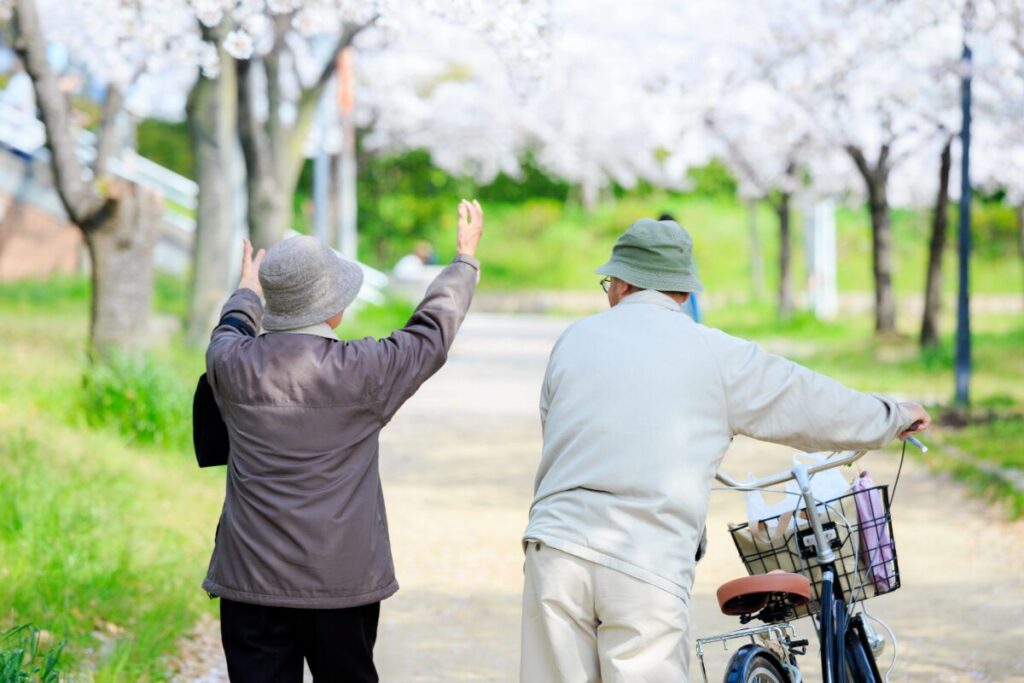 散歩をする老夫婦
