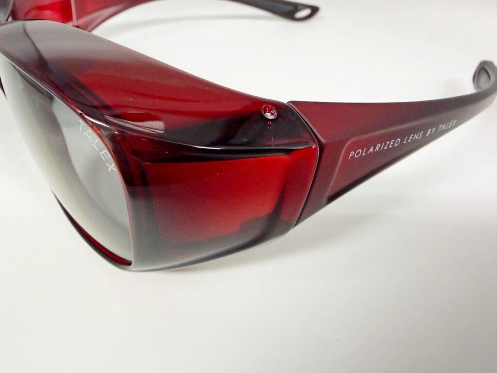 ゴーグルのように風や粉塵、花粉をガードするオーバーグラス