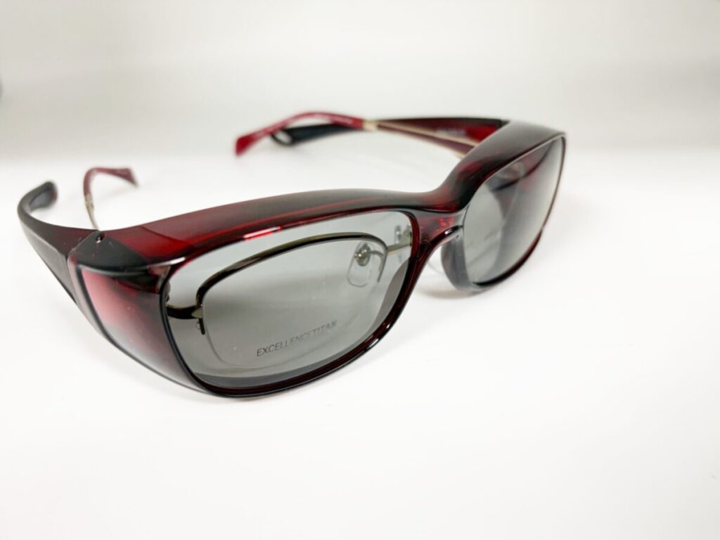 オーバーグラスをメガネの上からかけた様子