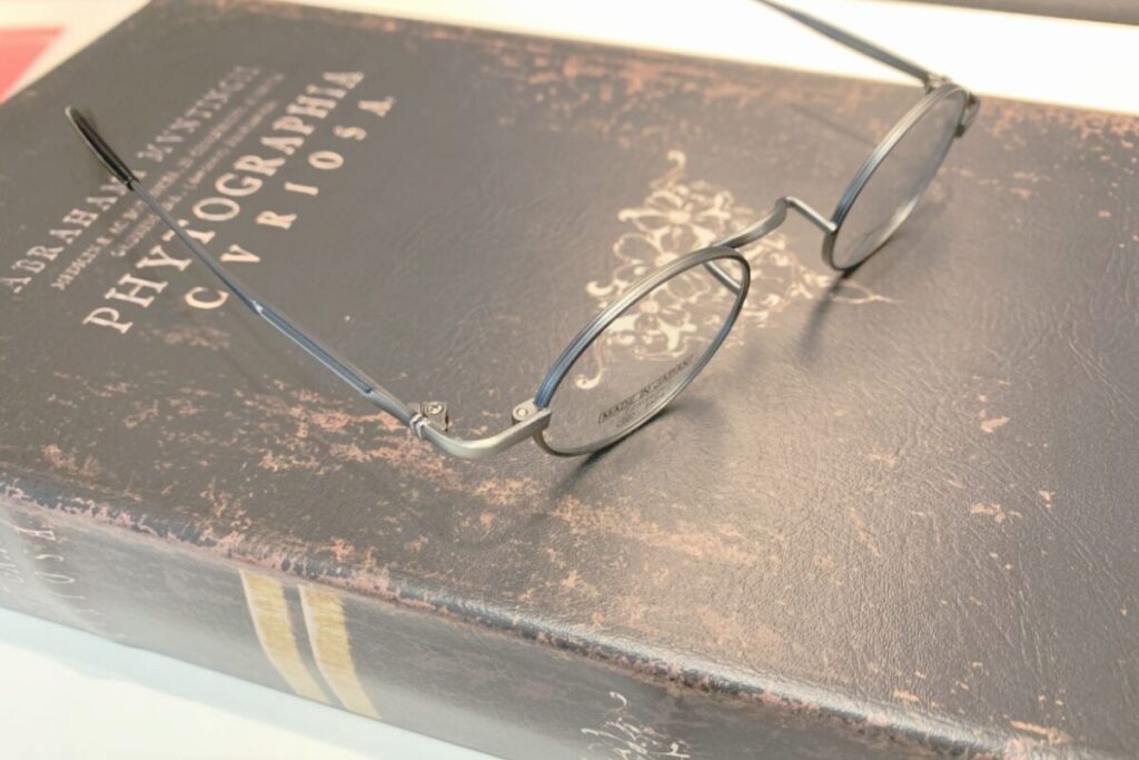 耐久性の高い蝶番