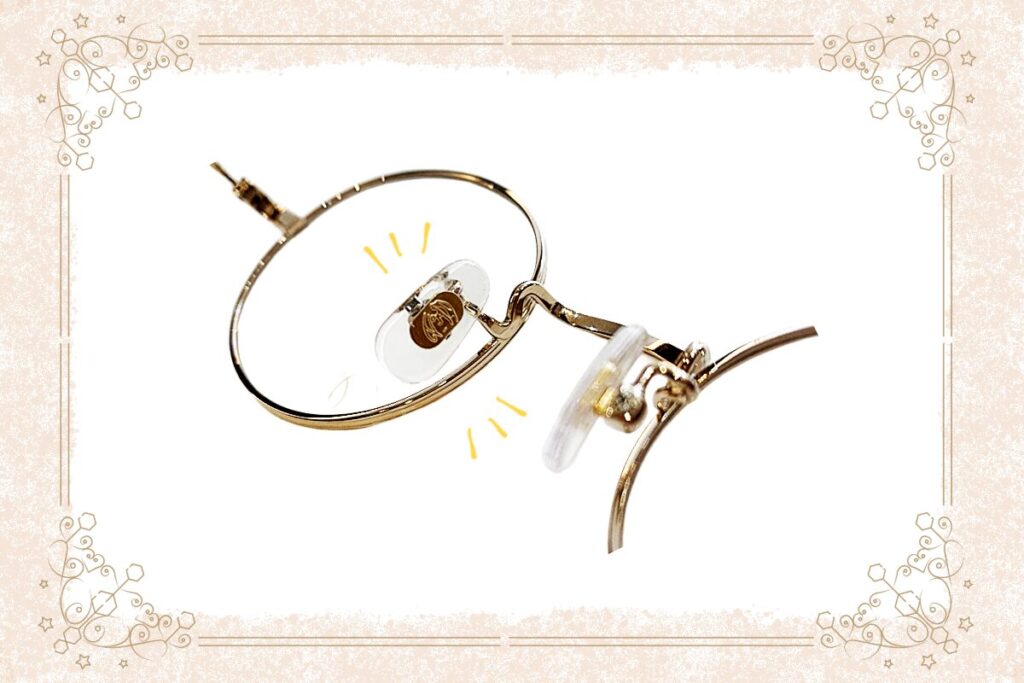 モチーフが施された鼻パッド