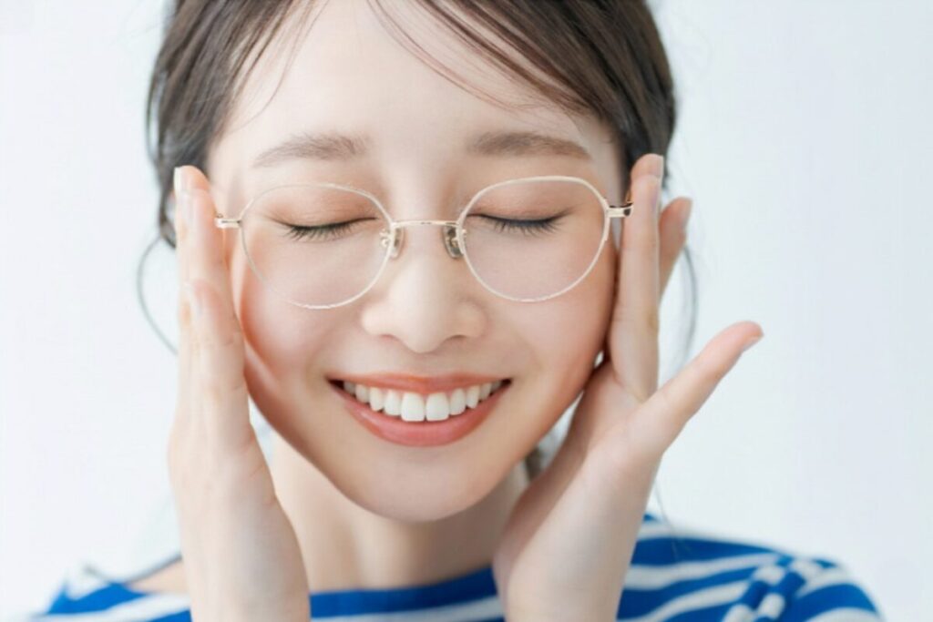 おしゃれメガネをかける女性